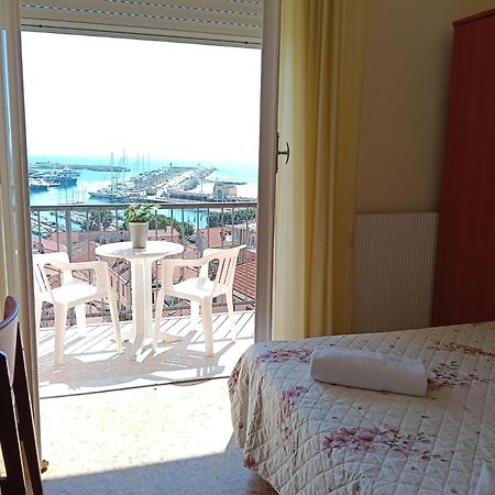 Hotel Robinia อิมเปรีอา ภายนอก รูปภาพ