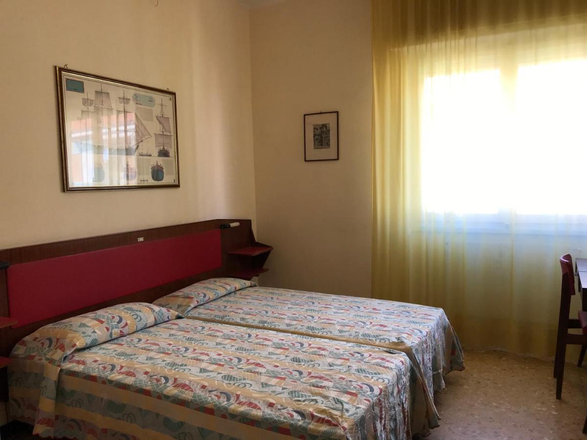 Hotel Robinia อิมเปรีอา ภายนอก รูปภาพ