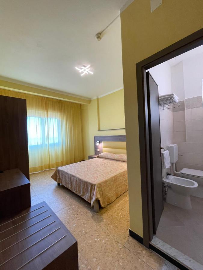 Hotel Robinia อิมเปรีอา ภายนอก รูปภาพ