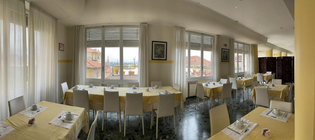 Hotel Robinia อิมเปรีอา ภายนอก รูปภาพ