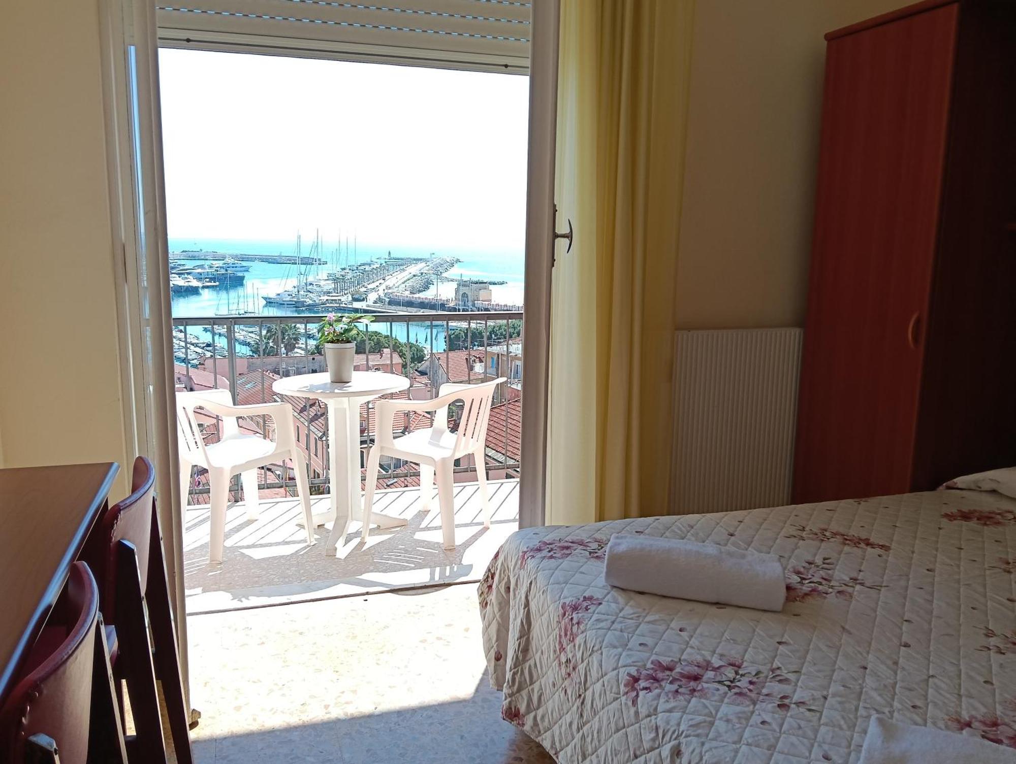 Hotel Robinia อิมเปรีอา ภายนอก รูปภาพ