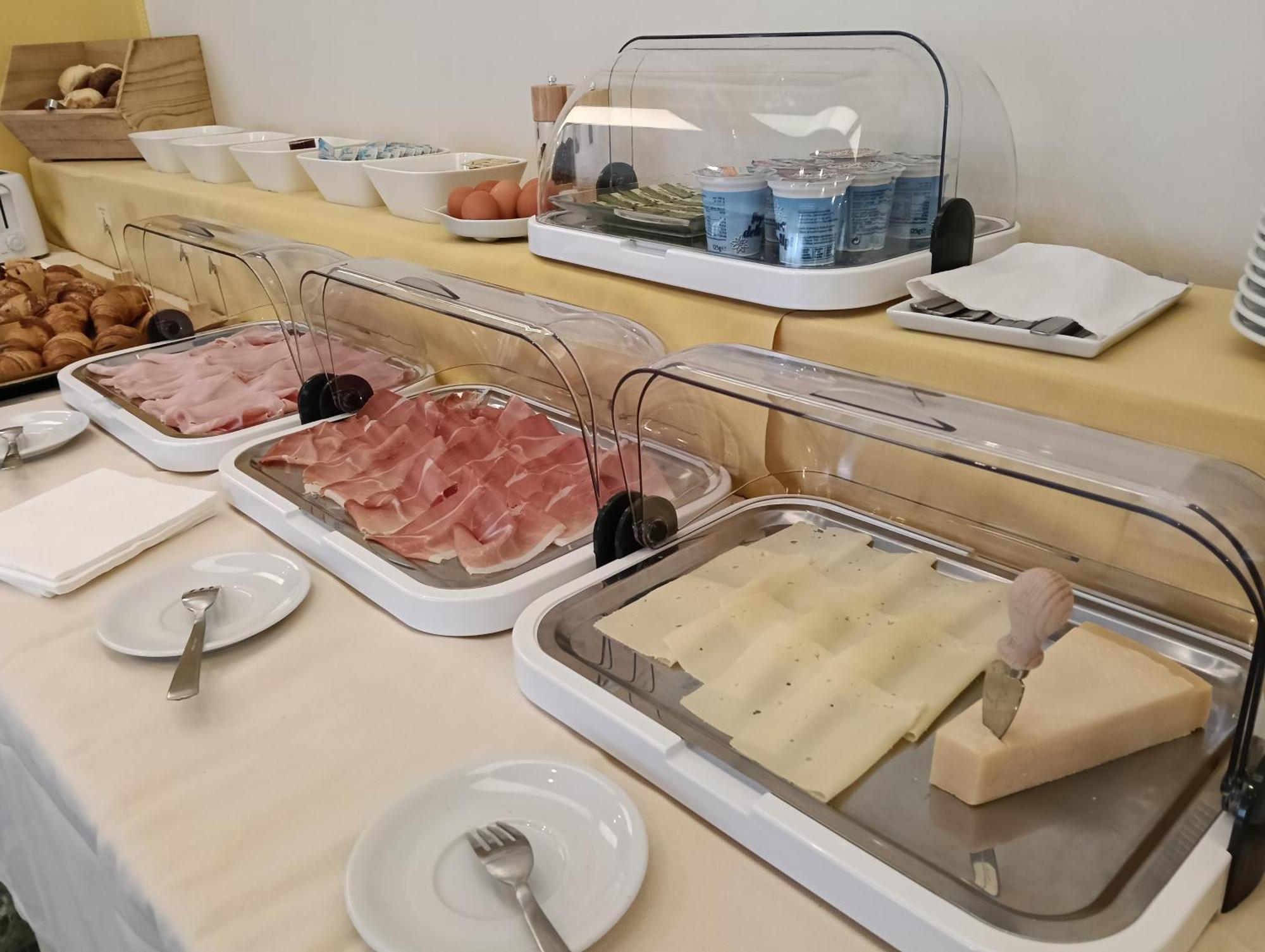 Hotel Robinia อิมเปรีอา ภายนอก รูปภาพ