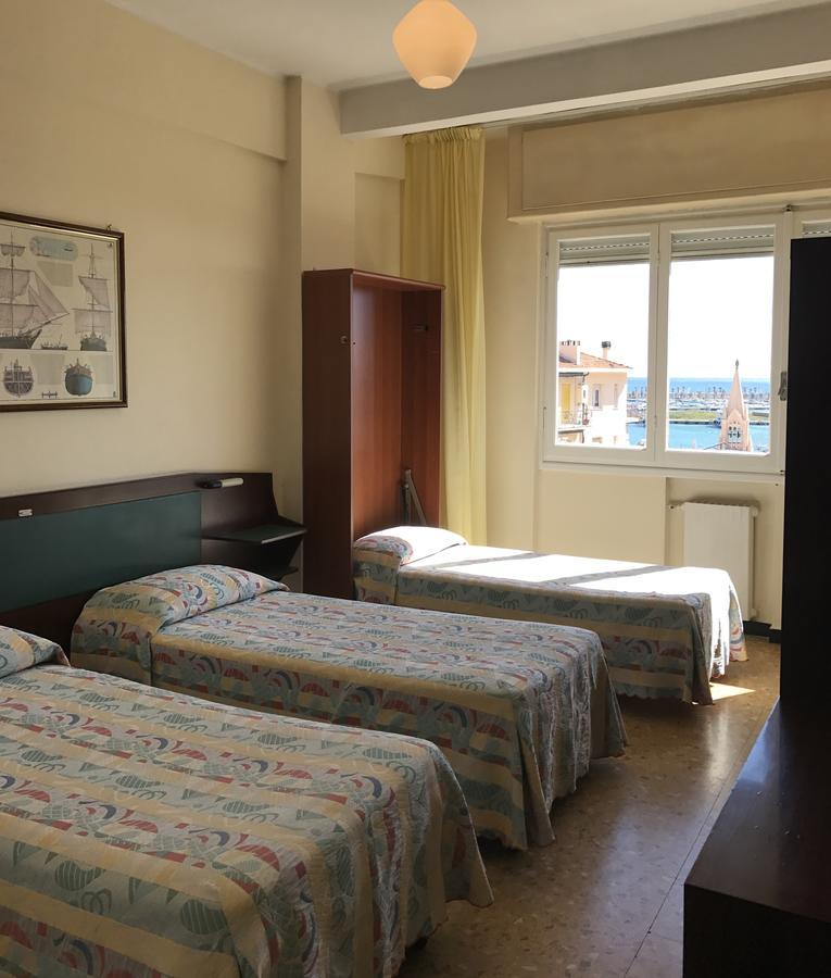 Hotel Robinia อิมเปรีอา ภายนอก รูปภาพ