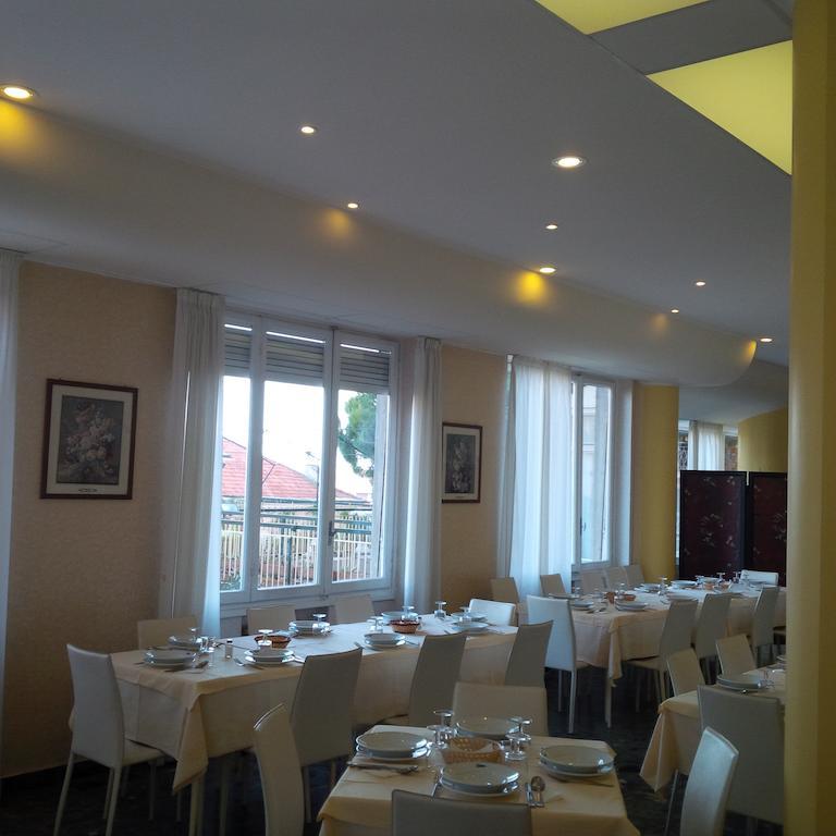 Hotel Robinia อิมเปรีอา ภายนอก รูปภาพ