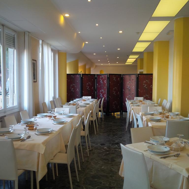 Hotel Robinia อิมเปรีอา ภายนอก รูปภาพ