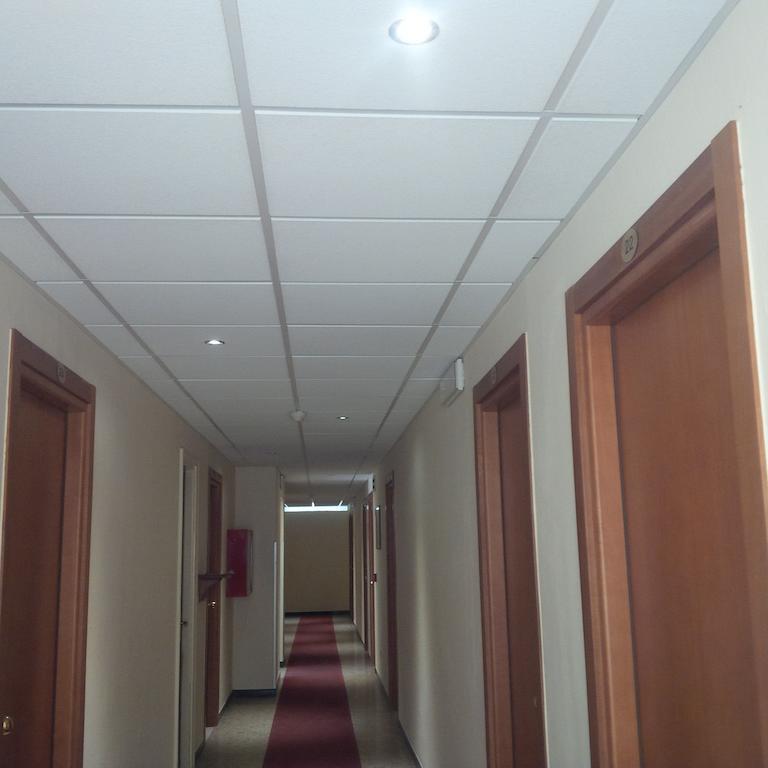 Hotel Robinia อิมเปรีอา ภายนอก รูปภาพ