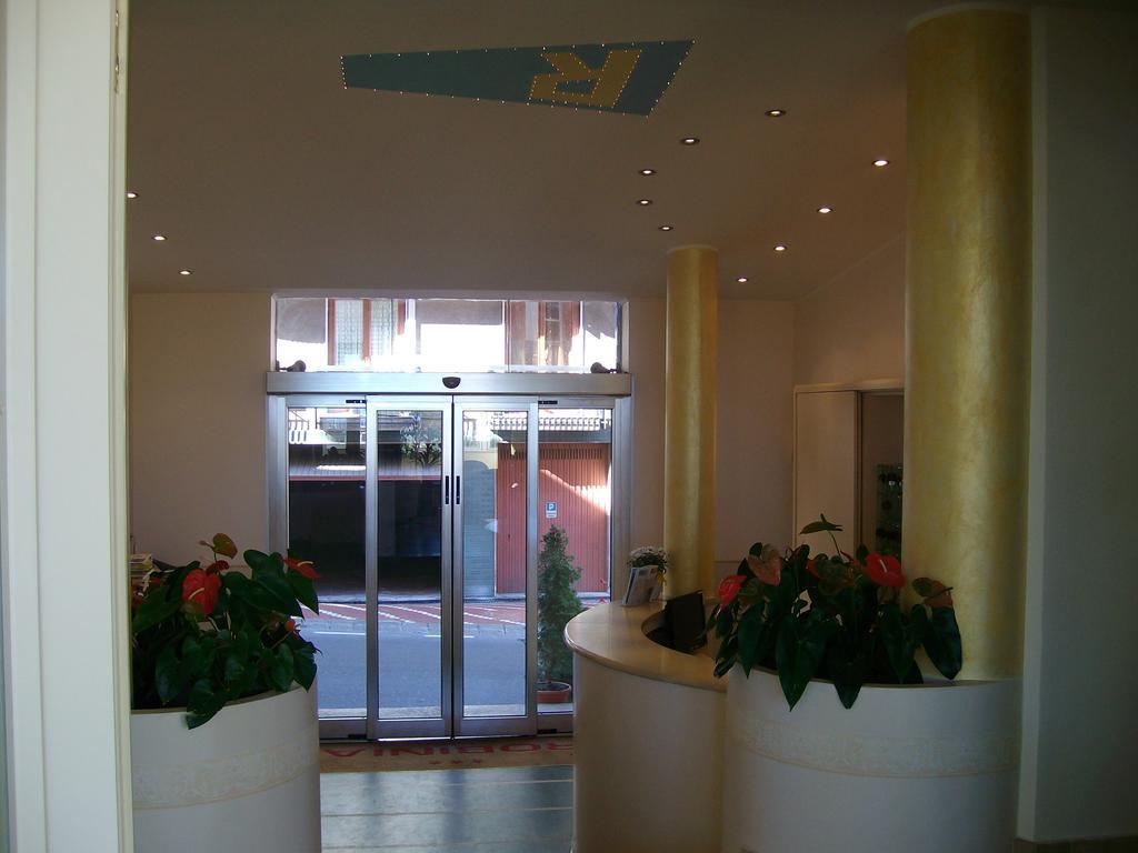 Hotel Robinia อิมเปรีอา ภายนอก รูปภาพ