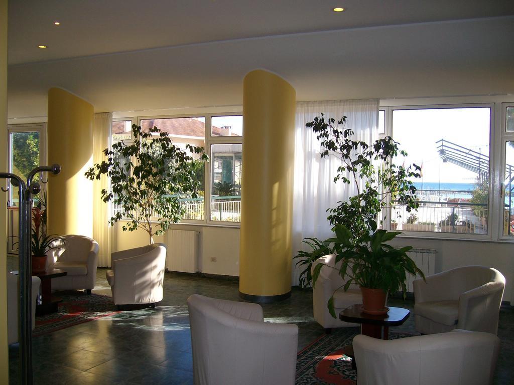 Hotel Robinia อิมเปรีอา ภายนอก รูปภาพ