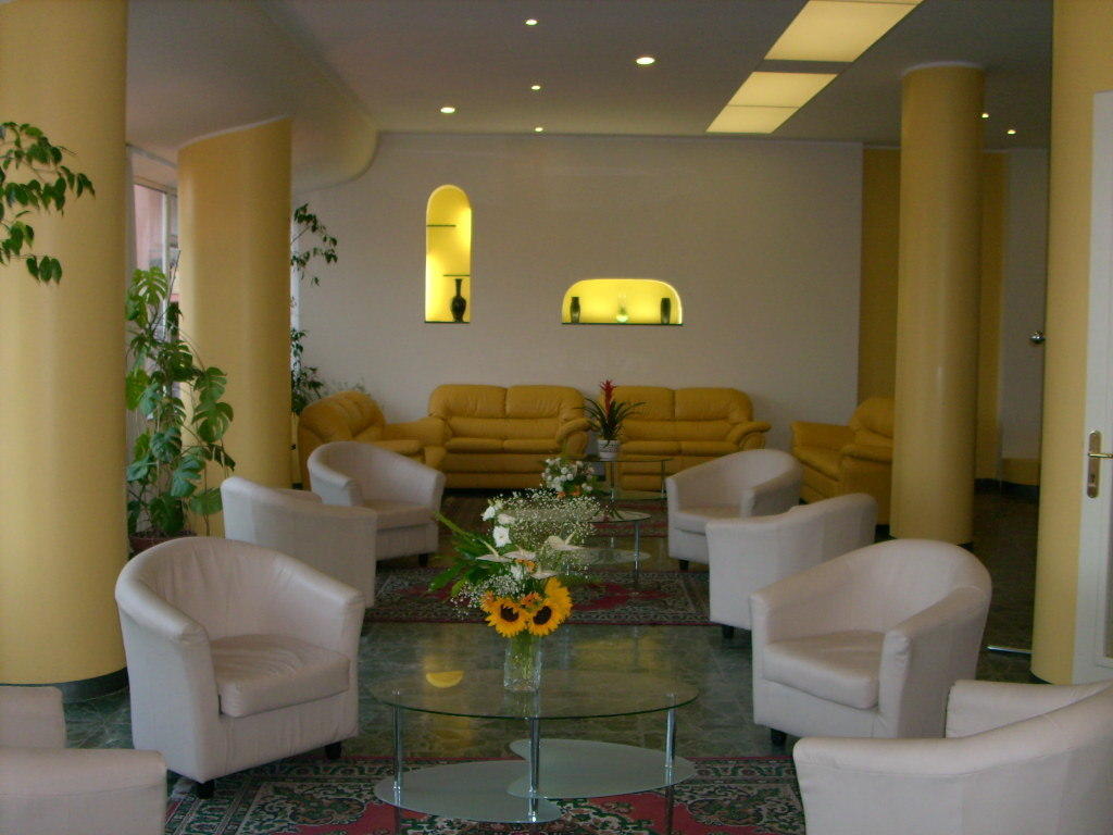 Hotel Robinia อิมเปรีอา ภายนอก รูปภาพ