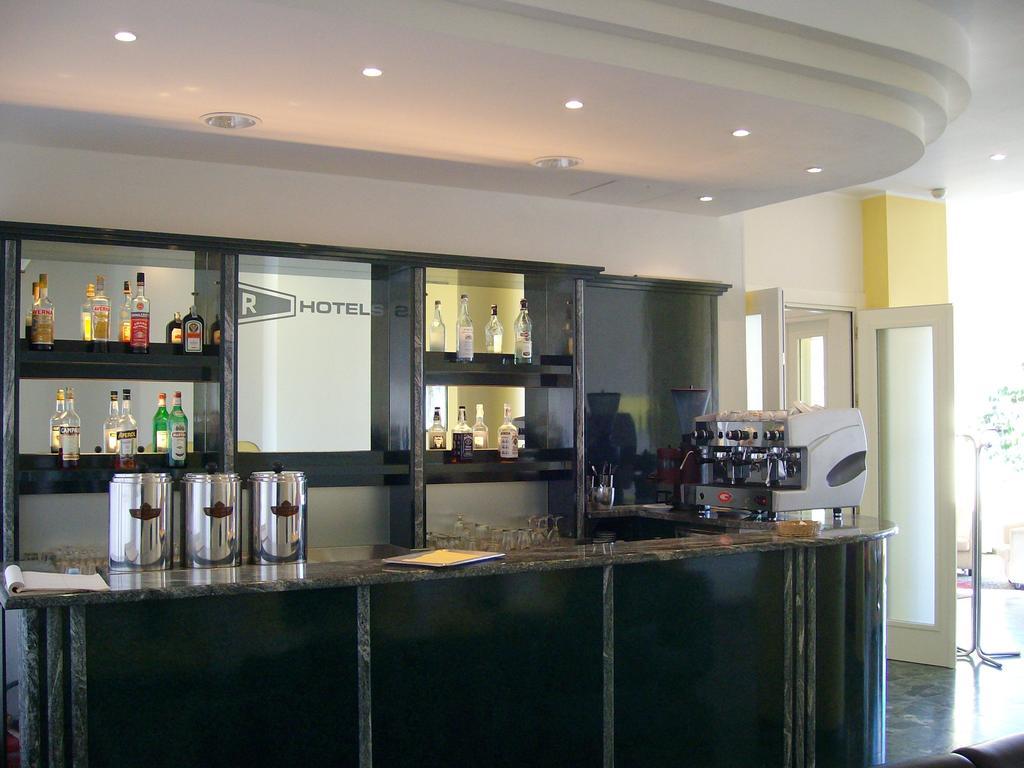 Hotel Robinia อิมเปรีอา ภายนอก รูปภาพ