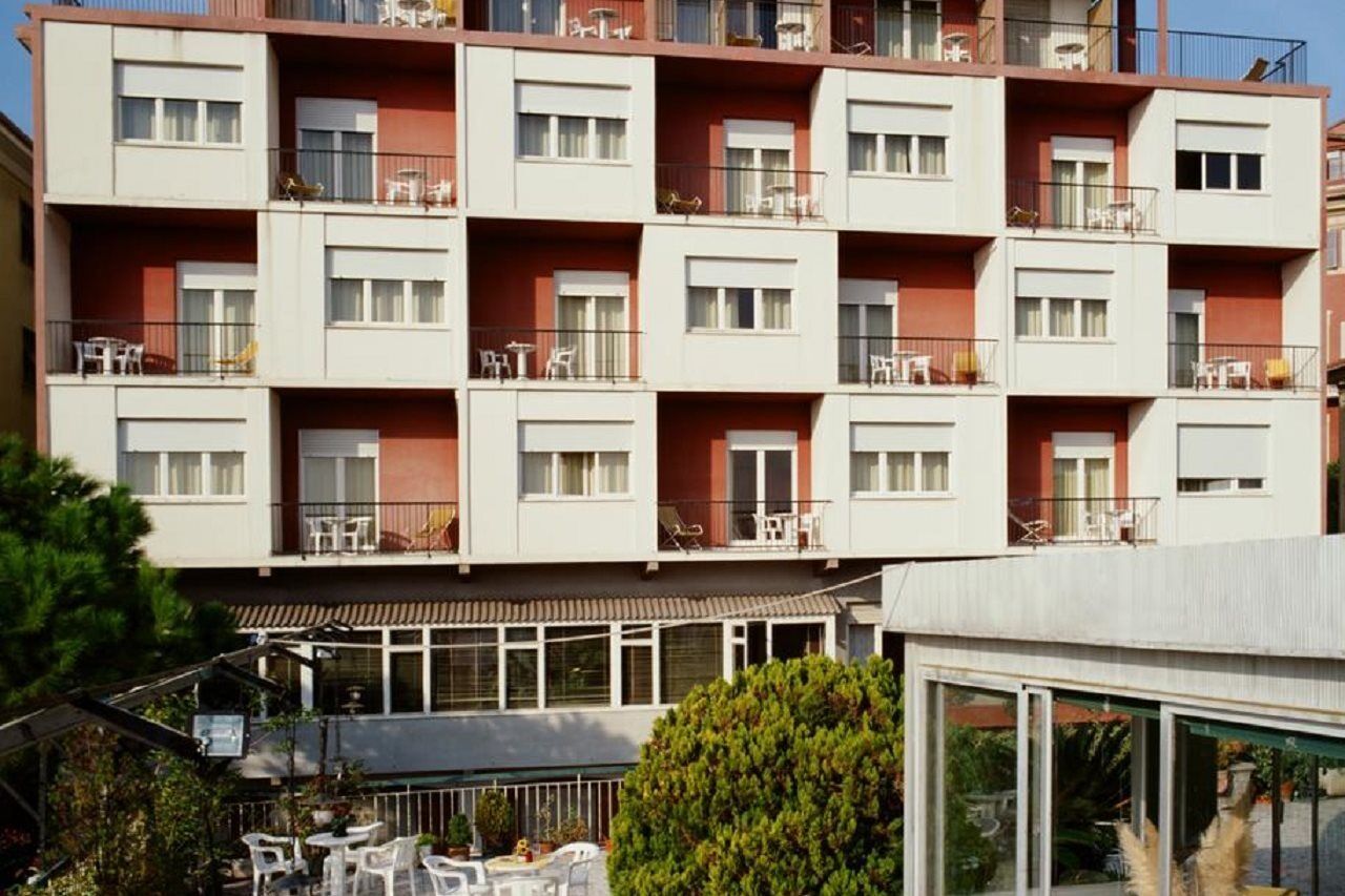 Hotel Robinia อิมเปรีอา ภายนอก รูปภาพ