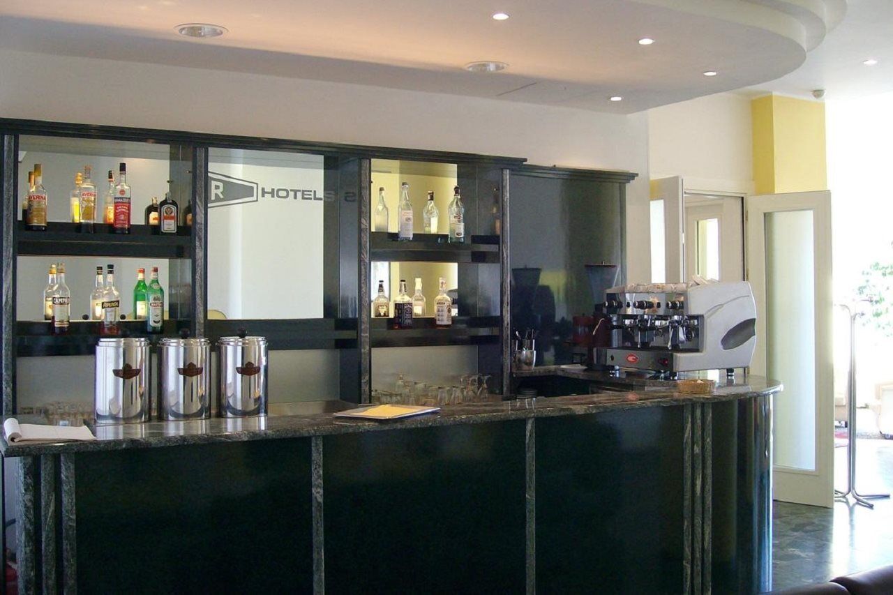 Hotel Robinia อิมเปรีอา ภายนอก รูปภาพ