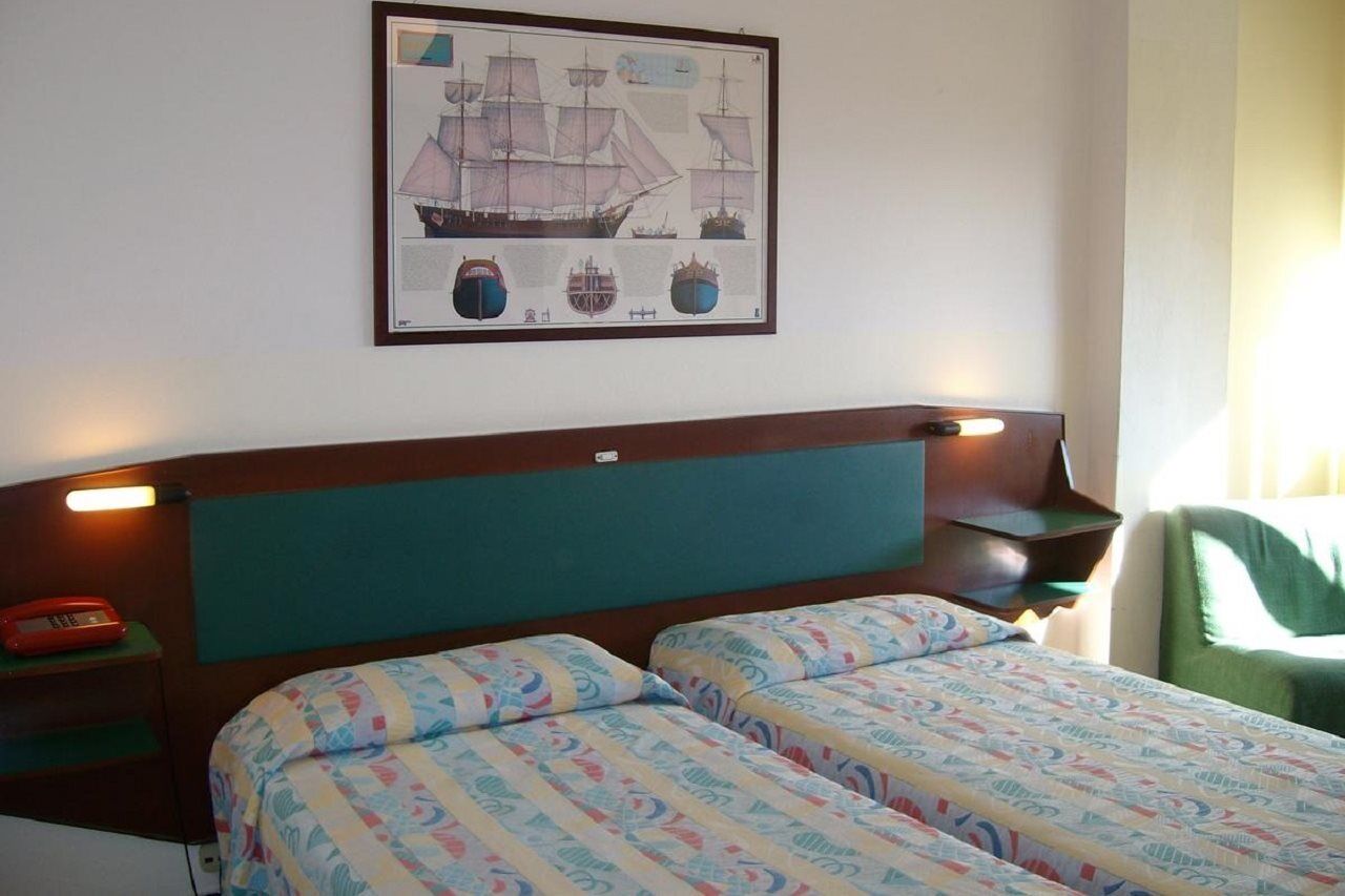 Hotel Robinia อิมเปรีอา ภายนอก รูปภาพ