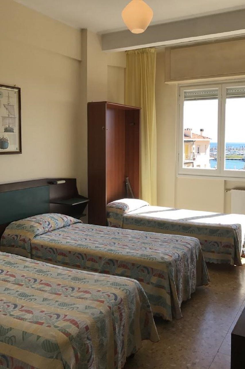 Hotel Robinia อิมเปรีอา ภายนอก รูปภาพ